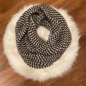 Black & White Crochet Infinity Scarf - One Size♥️